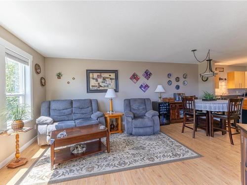 224-390 Island Hwy South, Campbell River, BC - Indoor Photo Showing Living Room