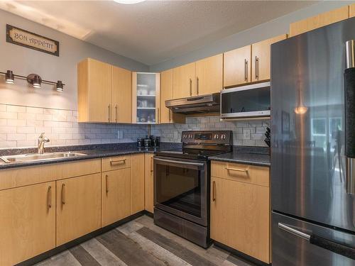 224-390 Island Hwy South, Campbell River, BC - Indoor Photo Showing Kitchen