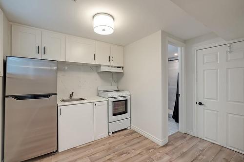 7 Garside Avenue S, Hamilton, ON - Indoor Photo Showing Kitchen