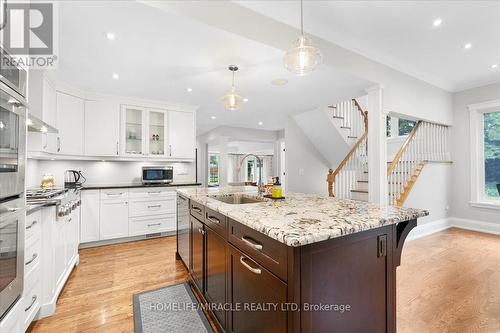 920 Glendale Court, Burlington, ON - Indoor Photo Showing Kitchen With Upgraded Kitchen