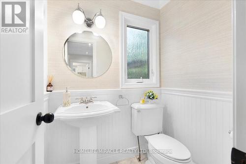 920 Glendale Court, Burlington, ON - Indoor Photo Showing Bathroom