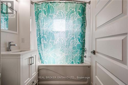 42 Balsam Avenue N, Hamilton (Stipley), ON - Indoor Photo Showing Bathroom