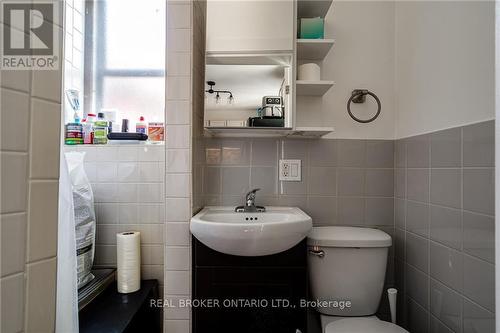 42 Balsam Avenue N, Hamilton, ON - Indoor Photo Showing Bathroom