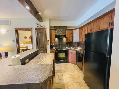 1116 - 7495 Columbia Avenue, Radium Hot Springs, BC - Indoor Photo Showing Kitchen