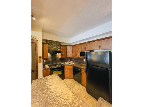 1116 - 7495 Columbia Avenue, Radium Hot Springs, BC - Indoor Photo Showing Kitchen