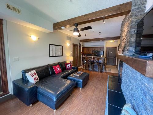 1116 - 7495 Columbia Avenue, Radium Hot Springs, BC - Indoor Photo Showing Living Room