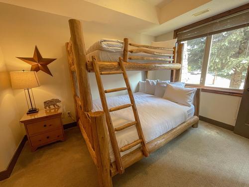 1116 - 7495 Columbia Avenue, Radium Hot Springs, BC - Indoor Photo Showing Bedroom