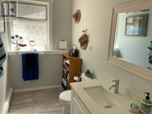 12825 Seaside Way, Powell River, BC - Indoor Photo Showing Bathroom