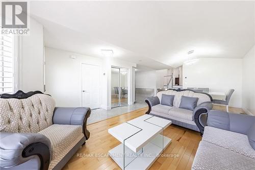 38 Meadowpoint Drive, Hamilton (Allison), ON - Indoor Photo Showing Living Room