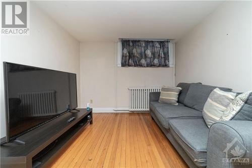 40 Vaughan Street, Ottawa, ON - Indoor Photo Showing Living Room