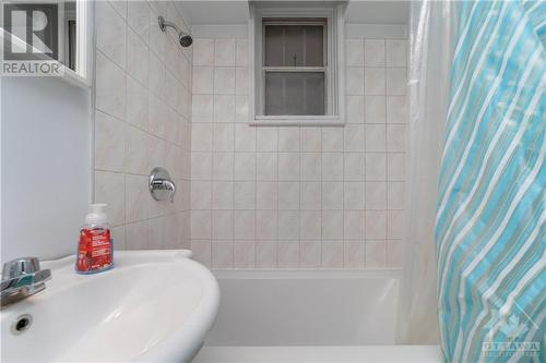 40 Vaughan Street, Ottawa, ON - Indoor Photo Showing Bathroom