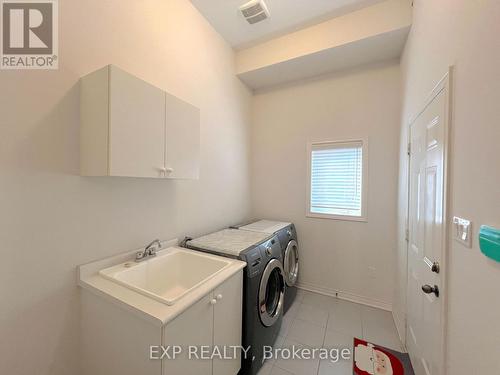 1206 Mccron Crescent, Newmarket (Stonehaven-Wyndham), ON - Indoor Photo Showing Laundry Room