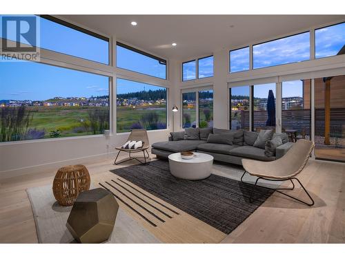 175 Predator Ridge Drive Unit# 6, Vernon, BC - Indoor Photo Showing Living Room