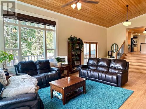 837 Mcdonald Road, Vanderhoof, BC - Indoor Photo Showing Living Room