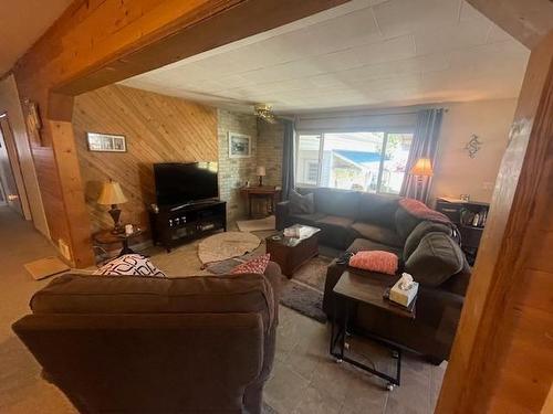 169 79Th Avenue, Grand Forks, BC - Indoor Photo Showing Living Room