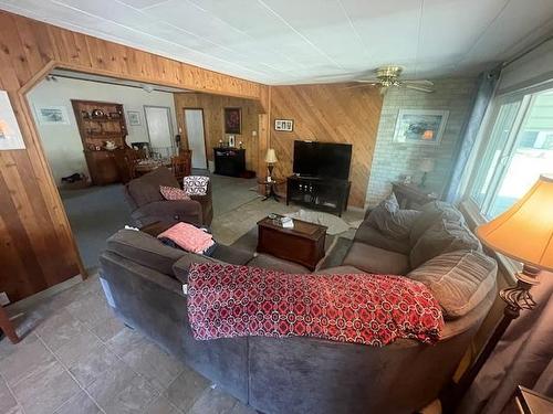 169 79Th Avenue, Grand Forks, BC - Indoor Photo Showing Living Room