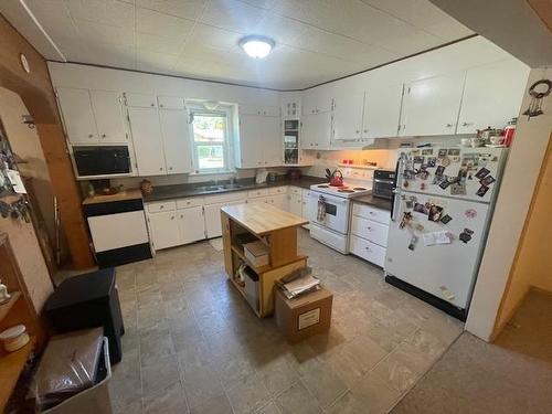 169 79Th Avenue, Grand Forks, BC - Indoor Photo Showing Kitchen With Double Sink