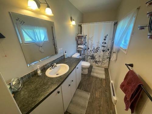 169 79Th Avenue, Grand Forks, BC - Indoor Photo Showing Bathroom