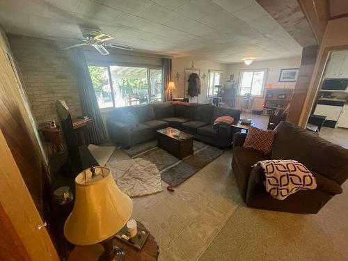 169 79Th Avenue, Grand Forks, BC - Indoor Photo Showing Living Room