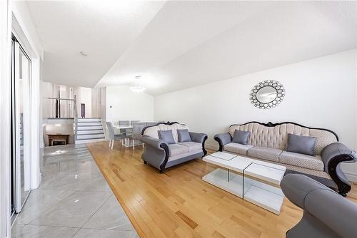 38 Meadowpoint Drive, Hamilton, ON - Indoor Photo Showing Living Room