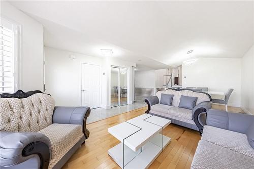 38 Meadowpoint Drive, Hamilton, ON - Indoor Photo Showing Living Room