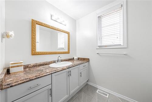 38 Meadowpoint Drive, Hamilton, ON - Indoor Photo Showing Bathroom