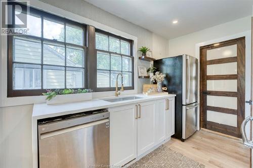 1086 Brock Street, Windsor, ON - Indoor Photo Showing Kitchen