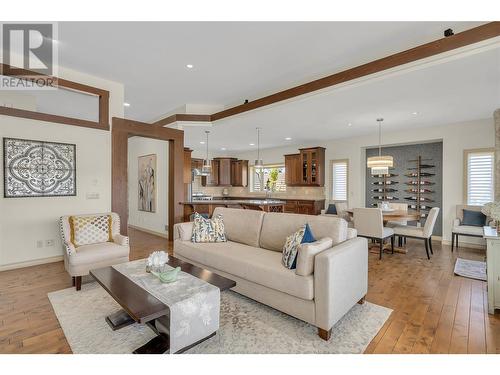 2037 Capistrano Drive, Kelowna, BC - Indoor Photo Showing Living Room