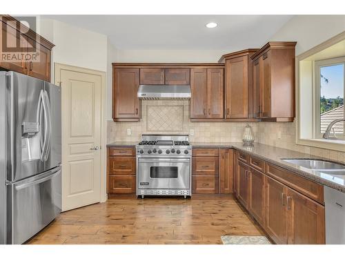 2037 Capistrano Drive, Kelowna, BC - Indoor Photo Showing Kitchen