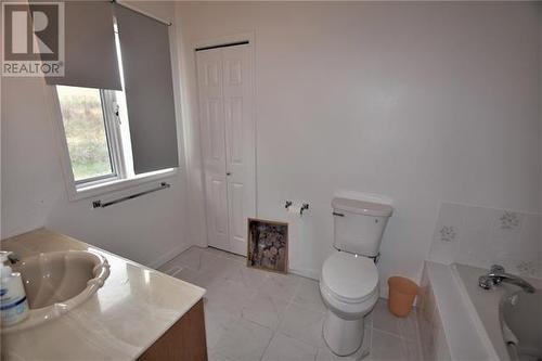 4904 Valleyview Place, Vernon, BC - Indoor Photo Showing Bathroom