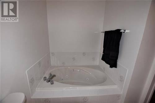 4904 Valleyview Place, Vernon, BC - Indoor Photo Showing Bathroom