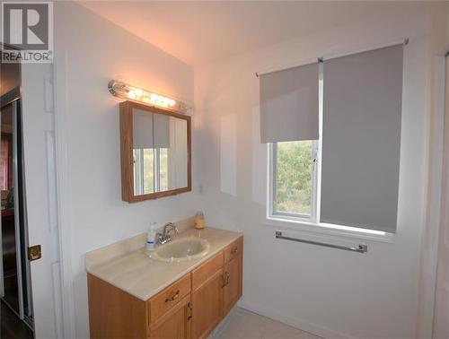 4904 Valleyview Place, Vernon, BC - Indoor Photo Showing Bathroom