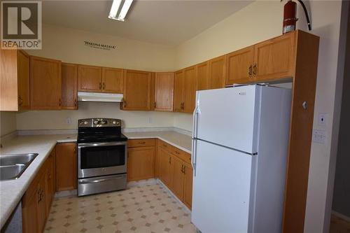 4904 Valleyview Place, Vernon, BC - Indoor Photo Showing Kitchen With Double Sink