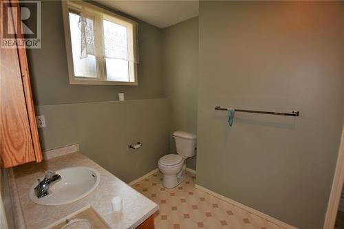 4904 Valleyview Place, Vernon, BC - Indoor Photo Showing Bathroom