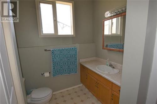 4904 Valleyview Place, Vernon, BC - Indoor Photo Showing Bathroom