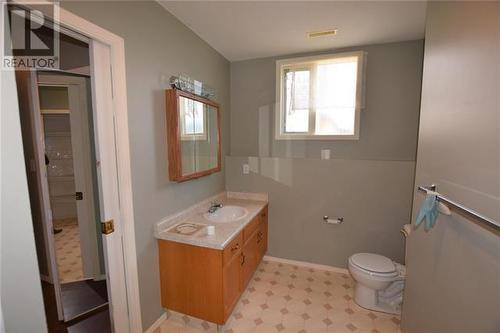 4904 Valleyview Place, Vernon, BC - Indoor Photo Showing Bathroom