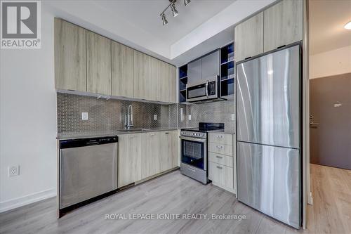 615 - 10 De Boers Drive, Toronto, ON - Indoor Photo Showing Kitchen