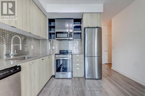 615 - 10 De Boers Drive, Toronto W05, ON - Indoor Photo Showing Kitchen With Upgraded Kitchen