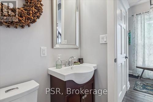 109 Ontario Avenue, Hamilton, ON - Indoor Photo Showing Bathroom