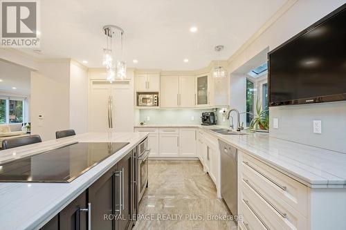 177 Breezy Pines Drive, Mississauga, ON - Indoor Photo Showing Kitchen With Upgraded Kitchen