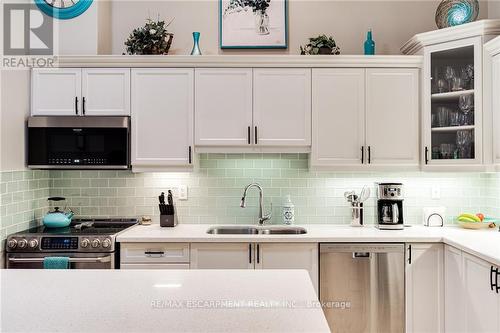 19 Tallforest Trail, Hamilton, ON - Indoor Photo Showing Kitchen With Double Sink With Upgraded Kitchen