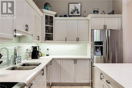 19 Tallforest Trail, Hamilton, ON - Indoor Photo Showing Kitchen With Double Sink With Upgraded Kitchen