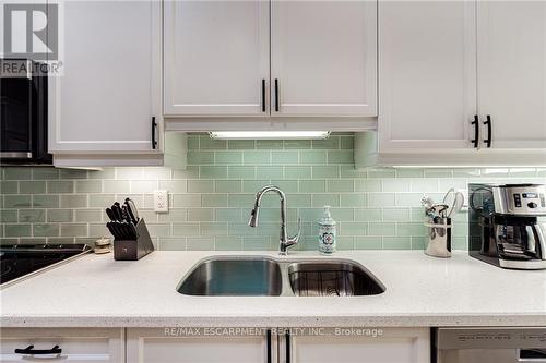 19 Tallforest Trail, Hamilton, ON - Indoor Photo Showing Kitchen With Double Sink With Upgraded Kitchen