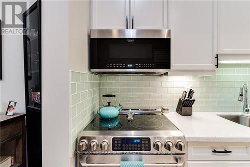 19 Tallforest Trail, Hamilton, ON - Indoor Photo Showing Kitchen With Upgraded Kitchen