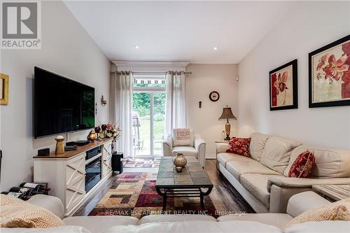 19 Tallforest Trail, Hamilton, ON - Indoor Photo Showing Living Room