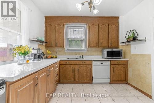 138 Westchester Crescent, St. Catharines, ON - Indoor Photo Showing Kitchen With Double Sink