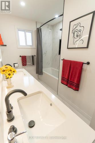 1666 Shale Oak Mews S, Mississauga (Rathwood), ON - Indoor Photo Showing Bathroom