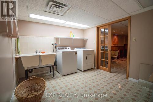 1666 Shale Oak Mews S, Mississauga (Rathwood), ON - Indoor Photo Showing Laundry Room