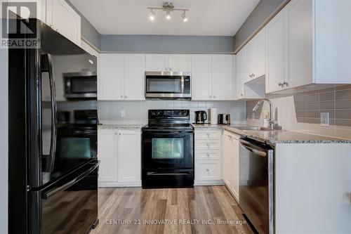 2403 - 125 Village Green Square, Toronto E07, ON - Indoor Photo Showing Kitchen