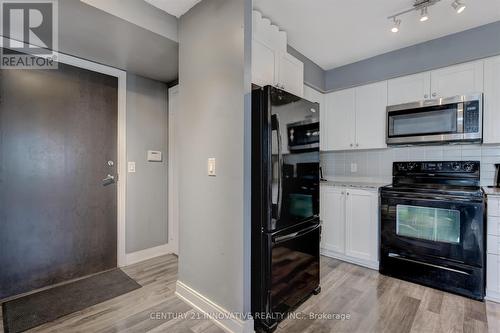 2403 - 125 Village Green Square, Toronto E07, ON - Indoor Photo Showing Kitchen